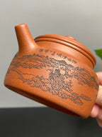 宏林山水·礼藏至尊｜紫砂界山水陶刻标杆｜陈宏林大师传世巅峰臻品【德钟壶】收藏送礼·双绝重器! ——原矿优质清水泥·200cc