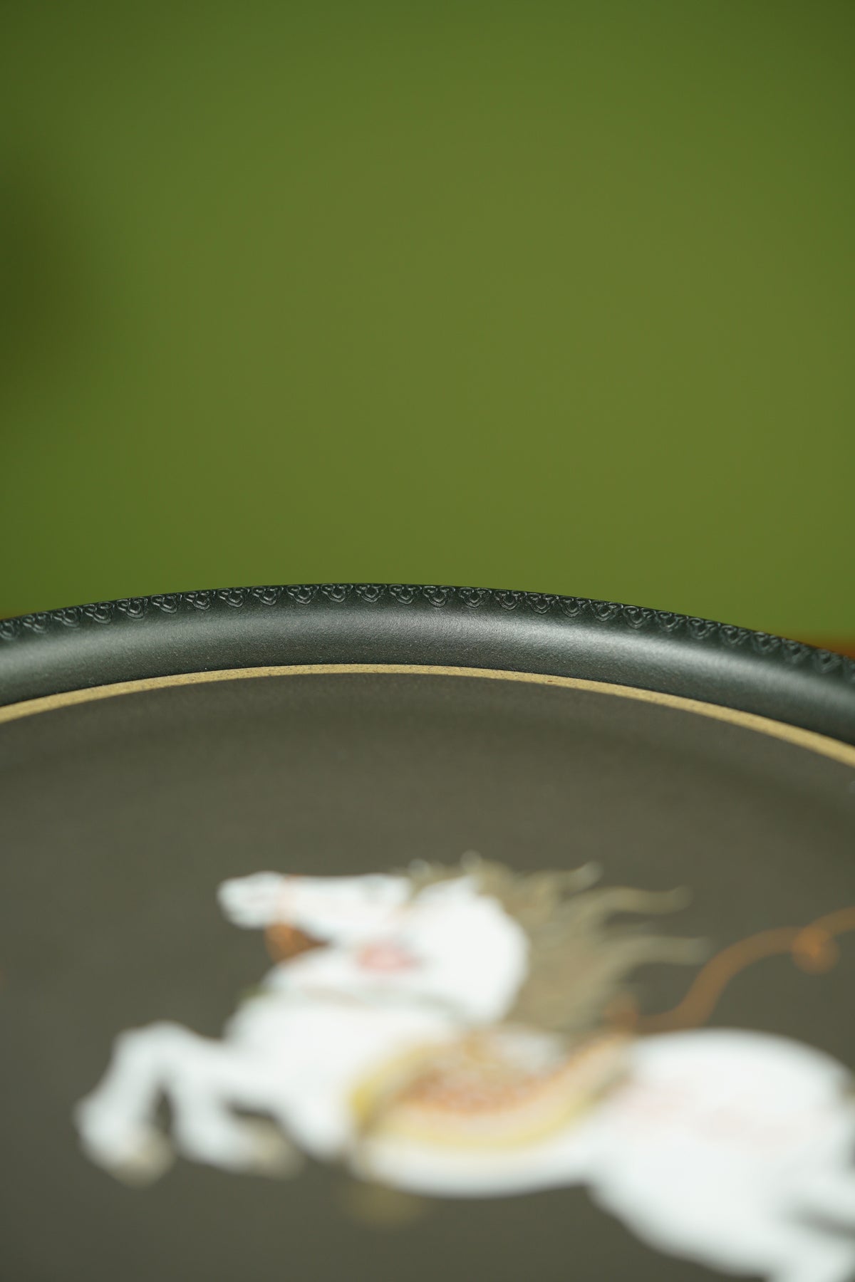 骏马踏长风，砂器载千秋｜程超制·国大师邱玉林装饰《马到成功》稀缺孤品茶盘｜殿堂级礼藏传世重器👍  ——原矿段泥粉浆·直径23cm