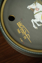 骏马踏长风，砂器载千秋｜程超制·国大师邱玉林装饰《马到成功》稀缺孤品茶盘｜殿堂级礼藏传世重器👍  ——原矿段泥粉浆·直径23cm