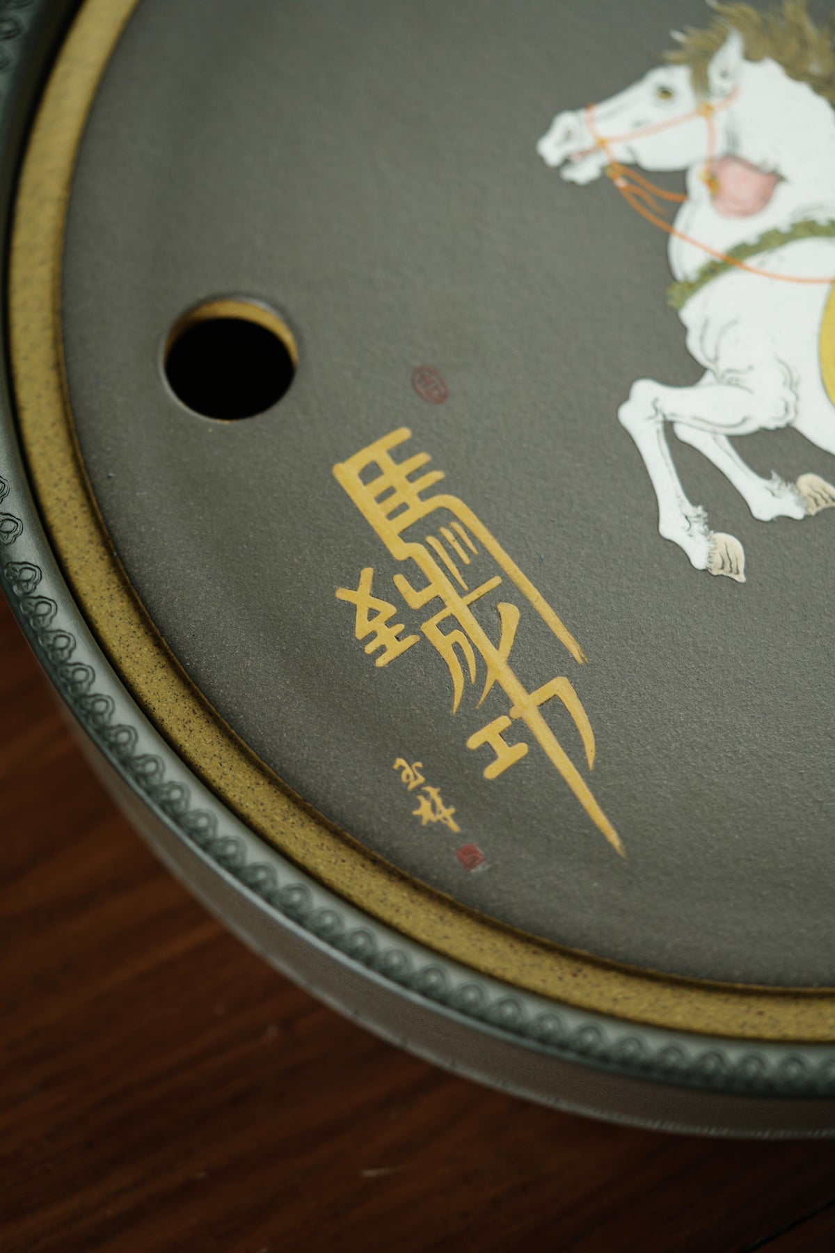 骏马踏长风，砂器载千秋｜程超制·国大师邱玉林装饰《马到成功》稀缺孤品茶盘｜殿堂级礼藏传世重器👍  ——原矿段泥粉浆·直径23cm