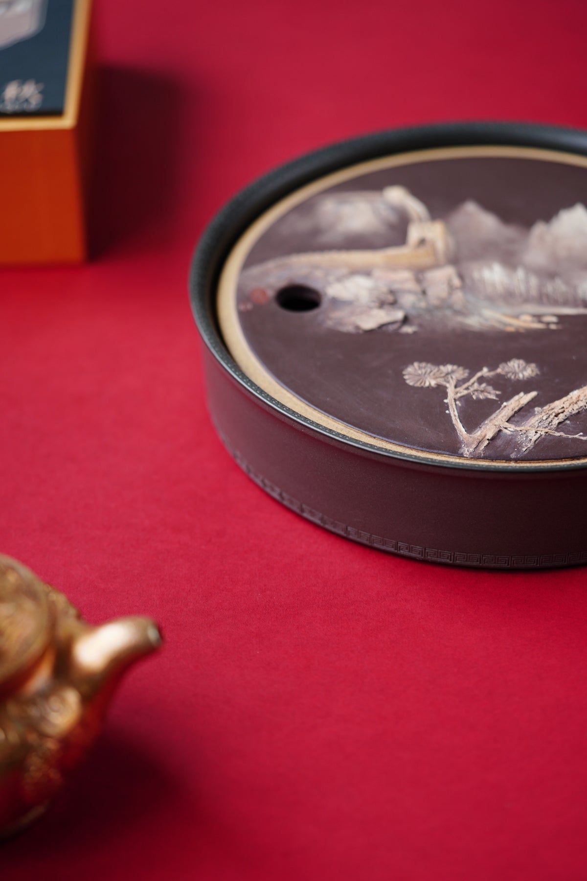 六百年紫砂开宗之作｜泥画天花板·何光宏堆绘登峰造极《长城松韵茶盘》孤品传世重器 ——原矿芝麻段粉浆·高5cm·直径23cm ——省工美大师 何光宏 巅峰亲绘塑景
