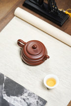 紫砂界金字塔尖殿堂级臻品，非遗功勋国大师邱玉林亲制入册款《灵蛇壶》，为高端礼藏顶流之选。甄选优质原矿底槽清老料，容量300cc