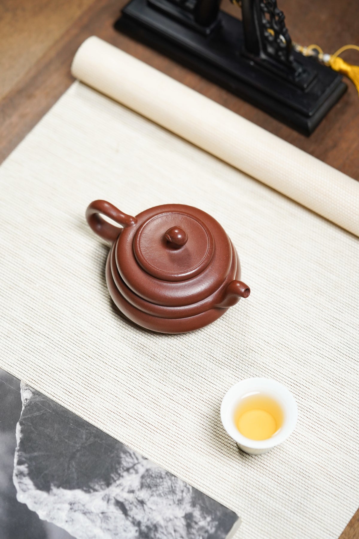 紫砂界金字塔尖殿堂级臻品，非遗功勋国大师邱玉林亲制入册款《灵蛇壶》，为高端礼藏顶流之选。甄选优质原矿底槽清老料，容量300cc