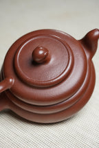 紫砂界金字塔尖殿堂级臻品，非遗功勋国大师邱玉林亲制入册款《灵蛇壶》，为高端礼藏顶流之选。甄选优质原矿底槽清老料，容量300cc