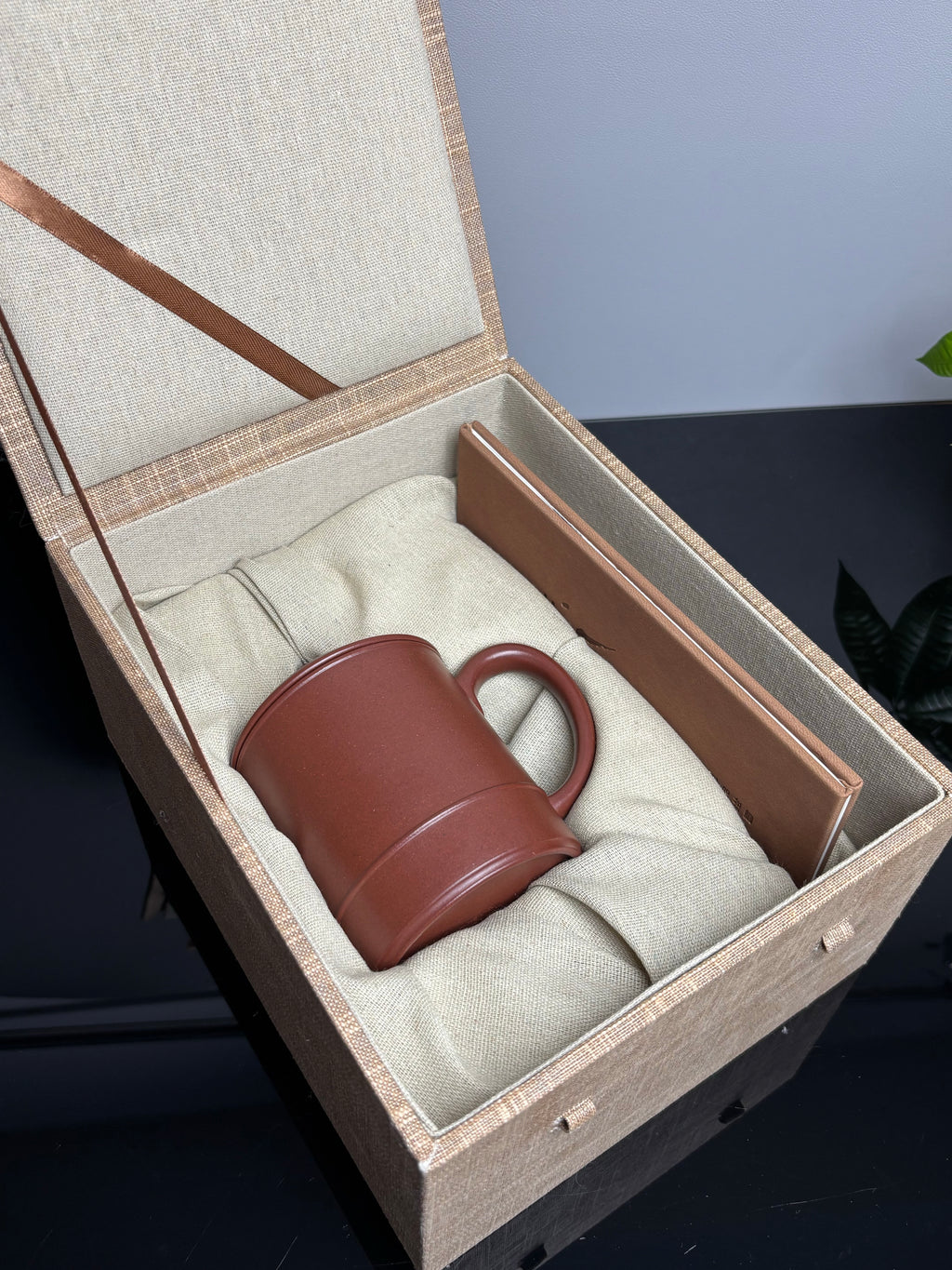 范泽锋大师夫人·汤宣武 原创紫砂臻品《玲珑杯》｜礼藏传世重器👍  ——家藏原矿优质底槽清·400cc ——江苏省陶瓷艺术名人·汤宣武·制 ——江苏省陶瓷艺术大师·范泽锋监制