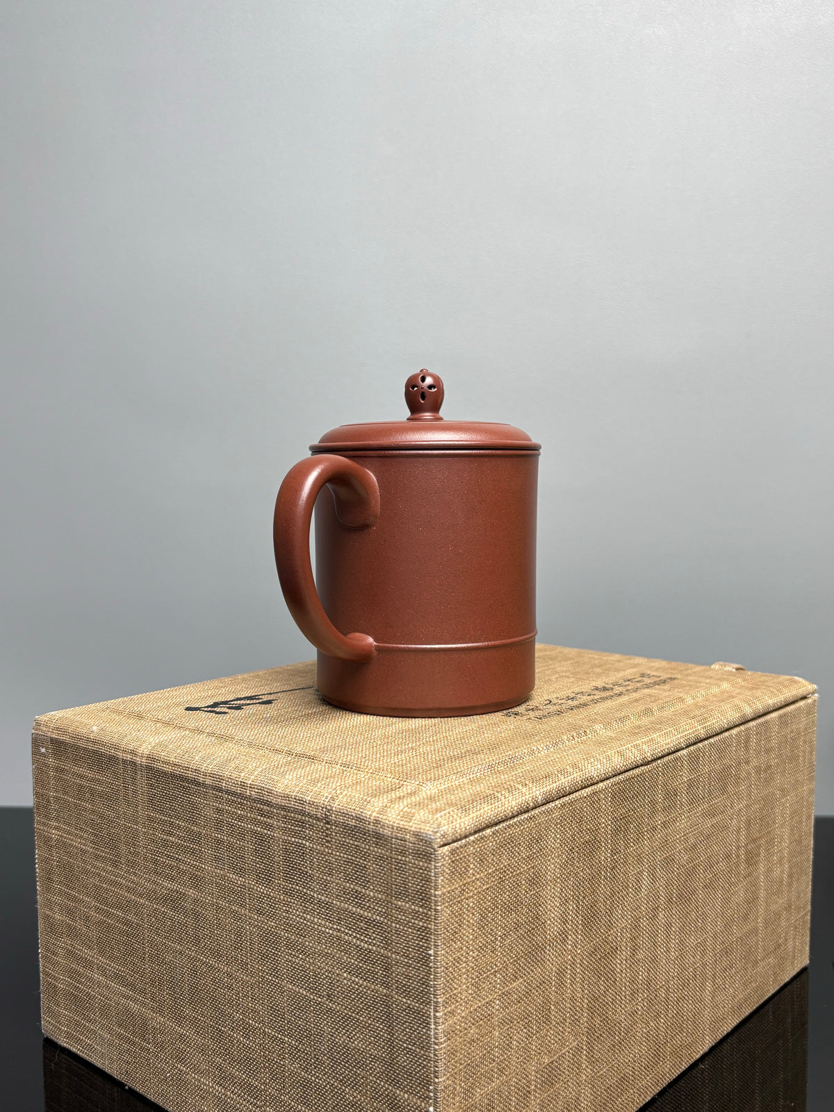范泽锋大师夫人·汤宣武 原创紫砂臻品《玲珑杯》｜礼藏传世重器👍  ——家藏原矿优质底槽清·400cc ——江苏省陶瓷艺术名人·汤宣武·制 ——江苏省陶瓷艺术大师·范泽锋监制
