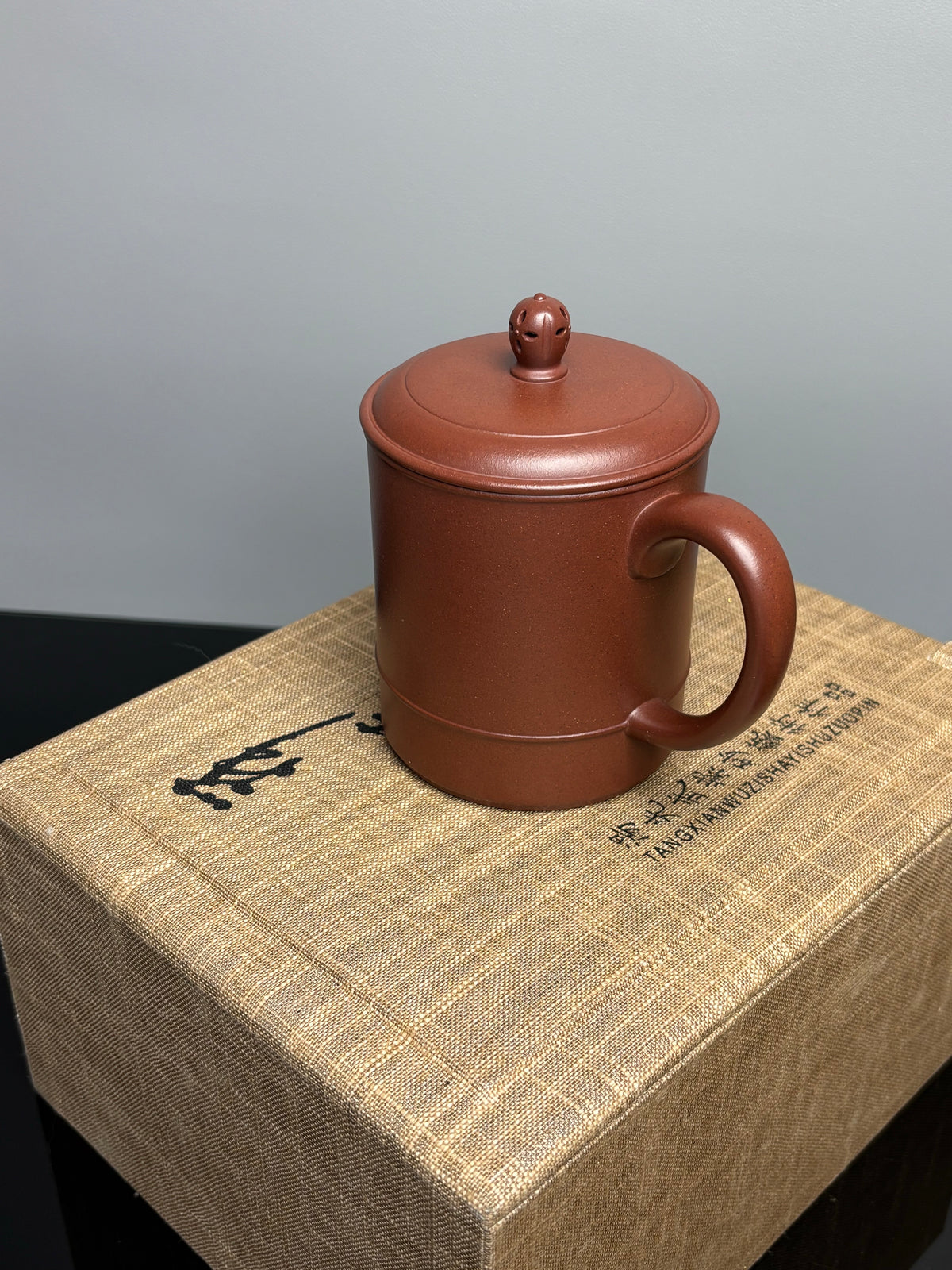 范泽锋大师夫人·汤宣武 原创紫砂臻品《玲珑杯》｜礼藏传世重器👍  ——家藏原矿优质底槽清·400cc ——江苏省陶瓷艺术名人·汤宣武·制 ——江苏省陶瓷艺术大师·范泽锋监制