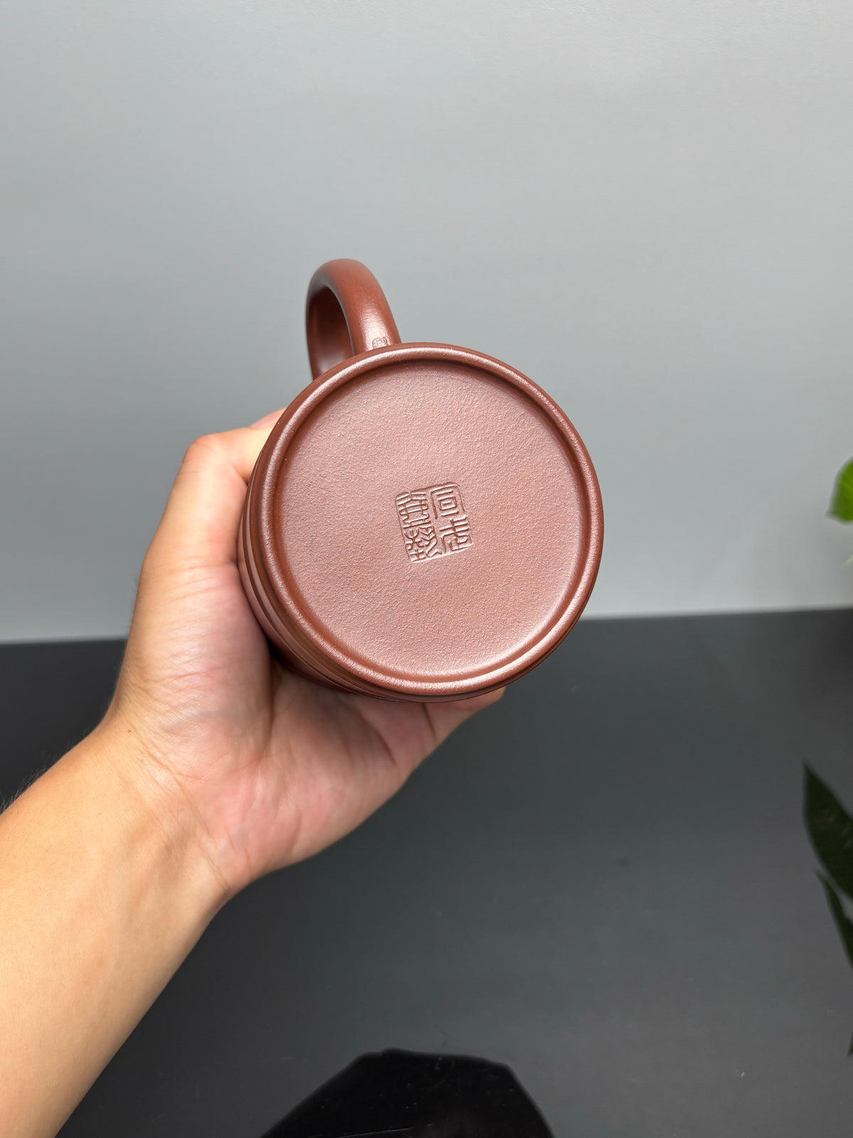 范泽锋大师夫人·汤宣武 原创紫砂臻品《玲珑杯》｜礼藏传世重器👍  ——家藏原矿优质底槽清·400cc ——江苏省陶瓷艺术名人·汤宣武·制 ——江苏省陶瓷艺术大师·范泽锋监制