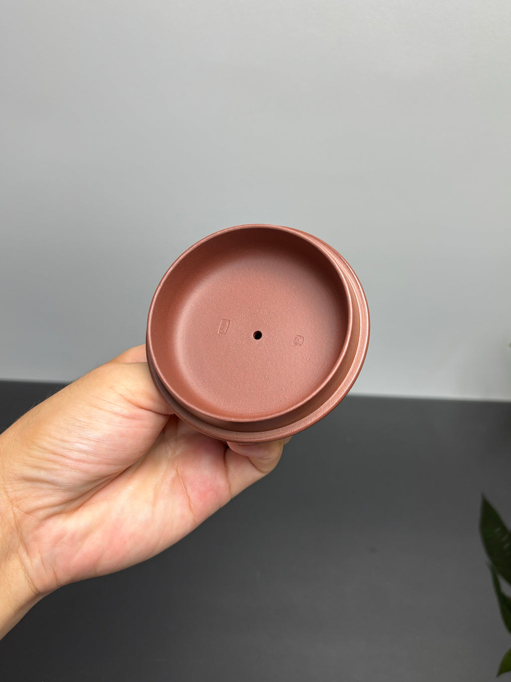 范泽锋大师夫人·汤宣武 原创紫砂臻品《玲珑杯》｜礼藏传世重器👍  ——家藏原矿优质底槽清·400cc ——江苏省陶瓷艺术名人·汤宣武·制 ——江苏省陶瓷艺术大师·范泽锋监制