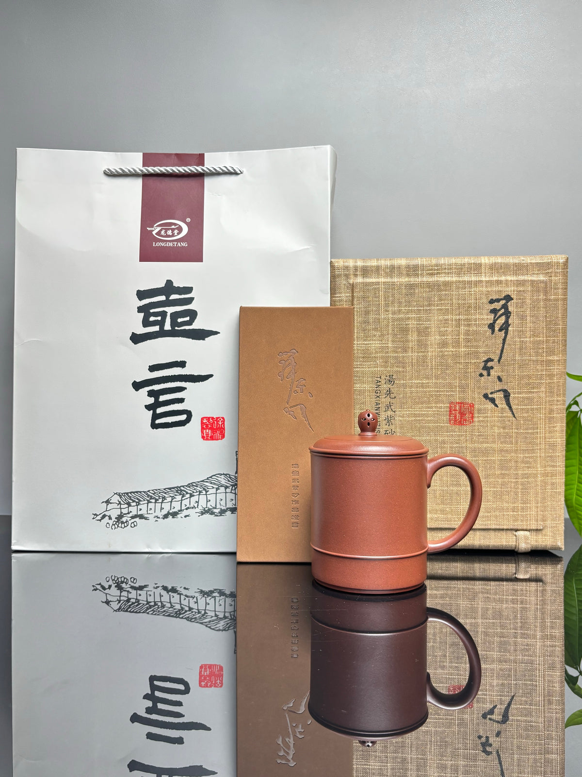 范泽锋大师夫人·汤宣武 原创紫砂臻品《玲珑杯》｜礼藏传世重器👍  ——家藏原矿优质底槽清·400cc ——江苏省陶瓷艺术名人·汤宣武·制 ——江苏省陶瓷艺术大师·范泽锋监制