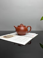 范泽锋大师夫人·汤宣武 原创紫砂臻品《冬至壶》｜礼藏传世重器👍  ——家藏原矿优质大红袍·230cc ——江苏省陶瓷艺术名人·汤宣武·制 ——江苏省陶瓷艺术大师·范泽锋监制
