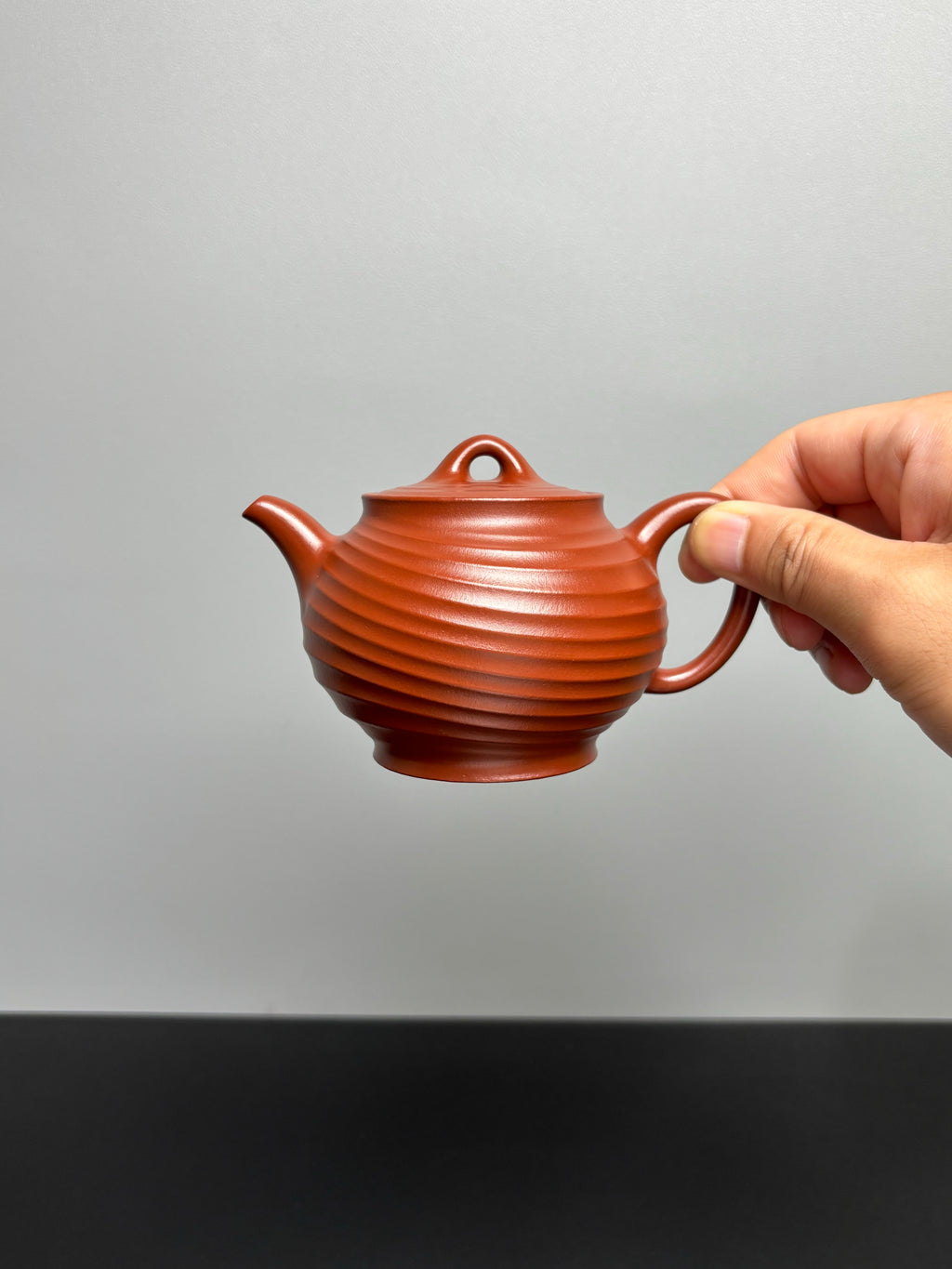范泽锋大师夫人·汤宣武 原创紫砂臻品《冬至壶》｜礼藏传世重器👍  ——家藏原矿优质大红袍·230cc ——江苏省陶瓷艺术名人·汤宣武·制 ——江苏省陶瓷艺术大师·范泽锋监制