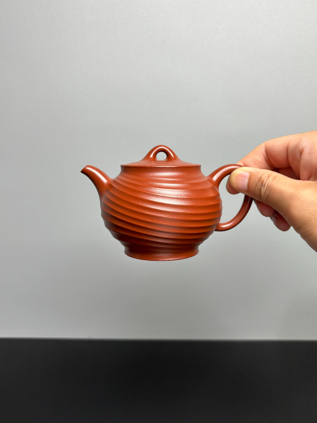 范泽锋大师夫人·汤宣武 原创紫砂臻品《冬至壶》｜礼藏传世重器👍  ——家藏原矿优质大红袍·230cc ——江苏省陶瓷艺术名人·汤宣武·制 ——江苏省陶瓷艺术大师·范泽锋监制