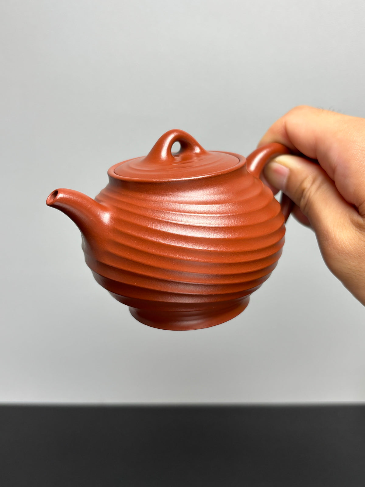 范泽锋大师夫人·汤宣武 原创紫砂臻品《冬至壶》｜礼藏传世重器👍  ——家藏原矿优质大红袍·230cc ——江苏省陶瓷艺术名人·汤宣武·制 ——江苏省陶瓷艺术大师·范泽锋监制