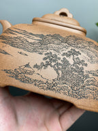 宏林山水·礼藏至尊｜紫砂界山水陶刻标杆｜陈宏林大师传世巅峰臻品【大弧菱壶】收藏送礼·双绝重器! ——原矿优质段泥·660cc ——紫砂山水陶刻天花板·陈宏林亲工
