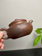 宏林山水·礼藏天下｜陈宏林大师传世巅峰臻品【仿古壶】业界标杆·收藏送礼·重器之选! ——原矿优质紫泥·430cc ——紫砂山水陶刻天花板·陈宏林亲工
