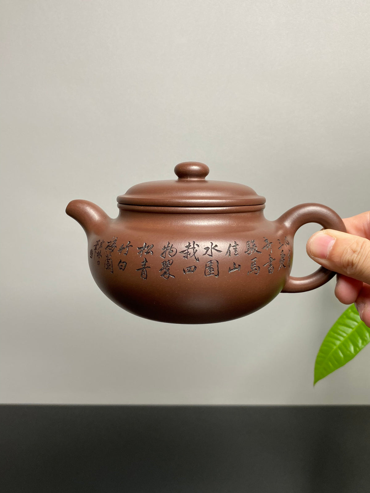 宏林山水·礼藏天下｜陈宏林大师传世巅峰臻品【仿古壶】业界标杆·收藏送礼·重器之选! ——原矿优质紫泥·430cc ——紫砂山水陶刻天花板·陈宏林亲工