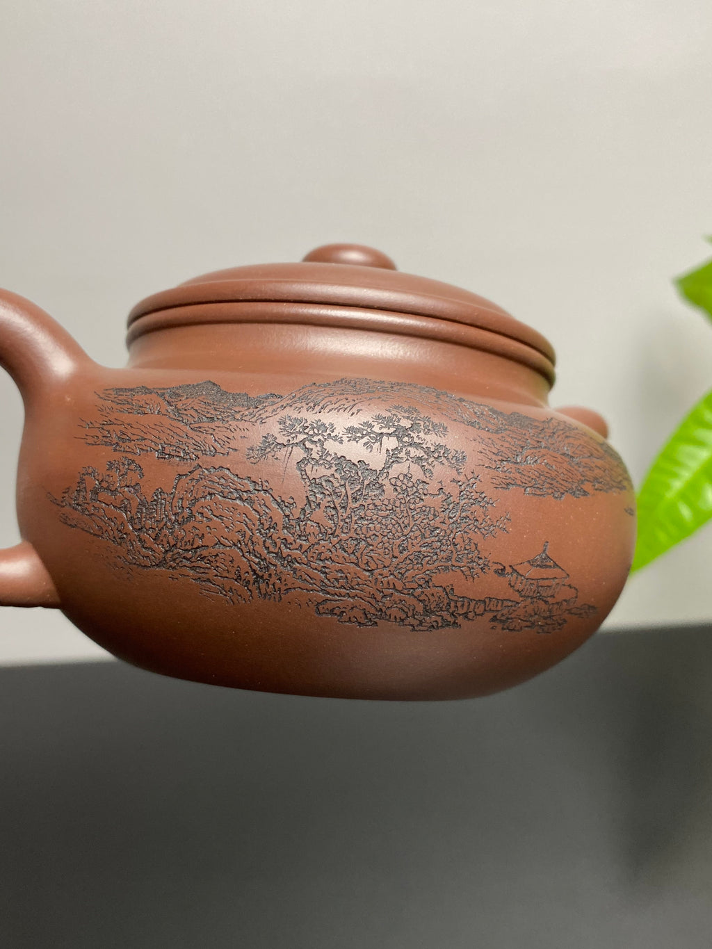宏林山水·礼藏天下｜陈宏林大师传世巅峰臻品【仿古壶】业界标杆·收藏送礼·重器之选! ——原矿优质紫泥·430cc ——紫砂山水陶刻天花板·陈宏林亲工
