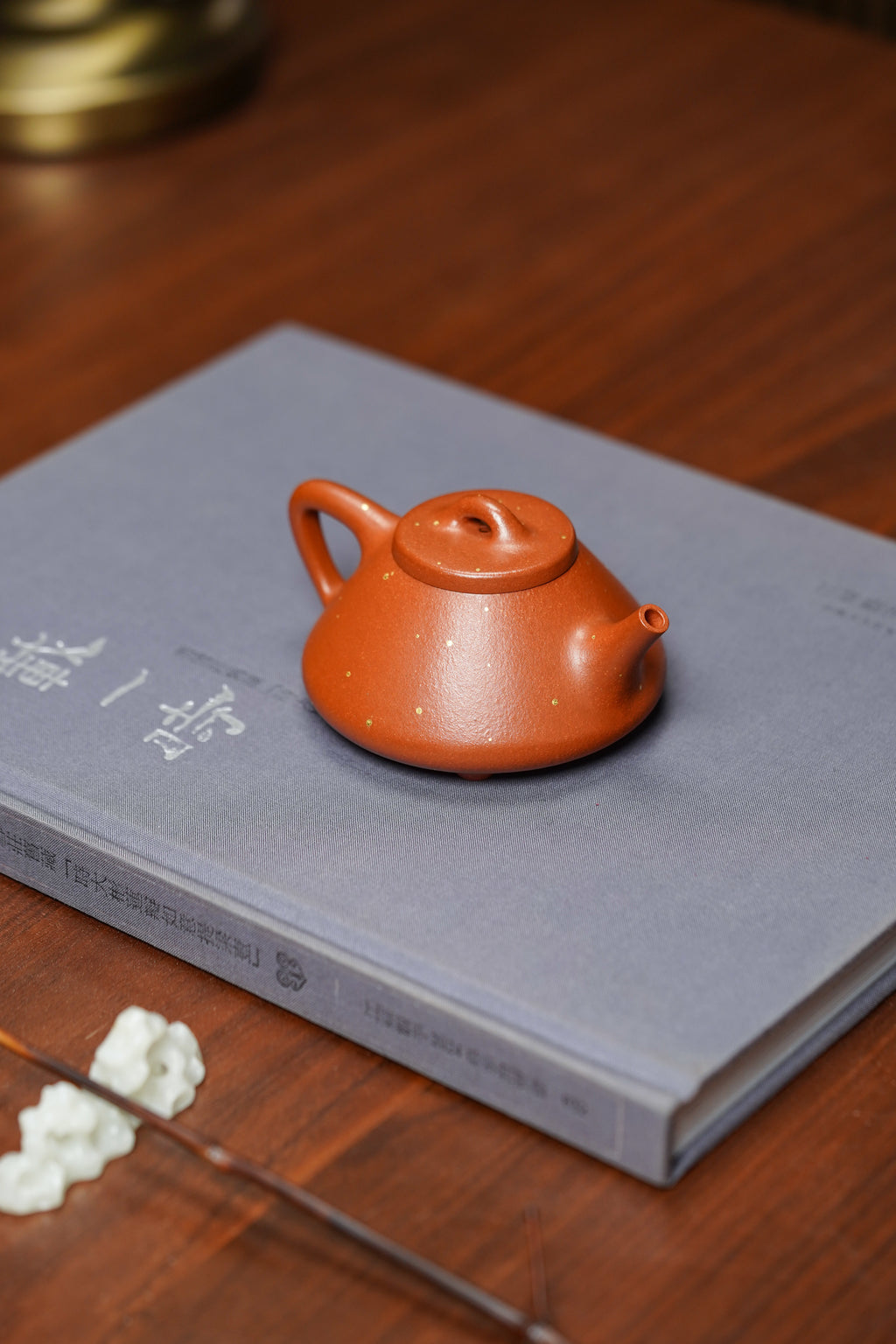 沈更轶大师紫砂巅峰之作·古法全手工【子冶石瓢壶】藏之传世·赠之尊荣·礼藏双宜，尽显格调👍  ——原矿优质降坡泥·130cc(撒金) ——正高级工艺美术师·沈更轶 亲制孤品