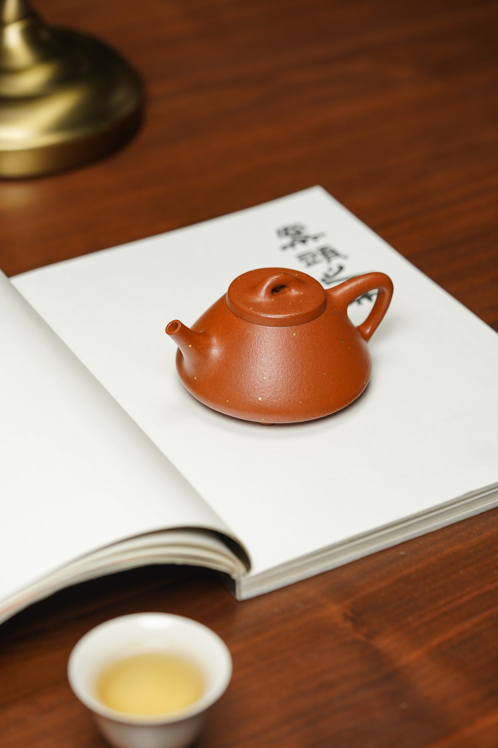 沈更轶大师紫砂巅峰之作·古法全手工【子冶石瓢壶】藏之传世·赠之尊荣·礼藏双宜，尽显格调👍  ——原矿优质降坡泥·130cc(撒金) ——正高级工艺美术师·沈更轶 亲制孤品