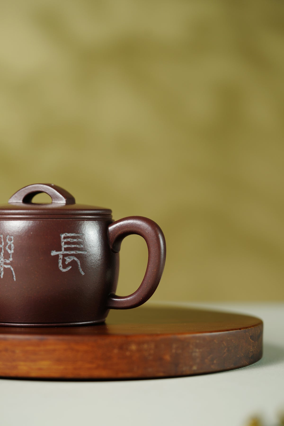 蒋琰滨大师高奢潜力臻品【汉瓦壶】刀笔双绝，金石风骨，未来可期，收藏送礼天花板！ ——原矿优质紫泥·180cc ——宜兴市陶刻协会会长·蒋琰滨·亲工