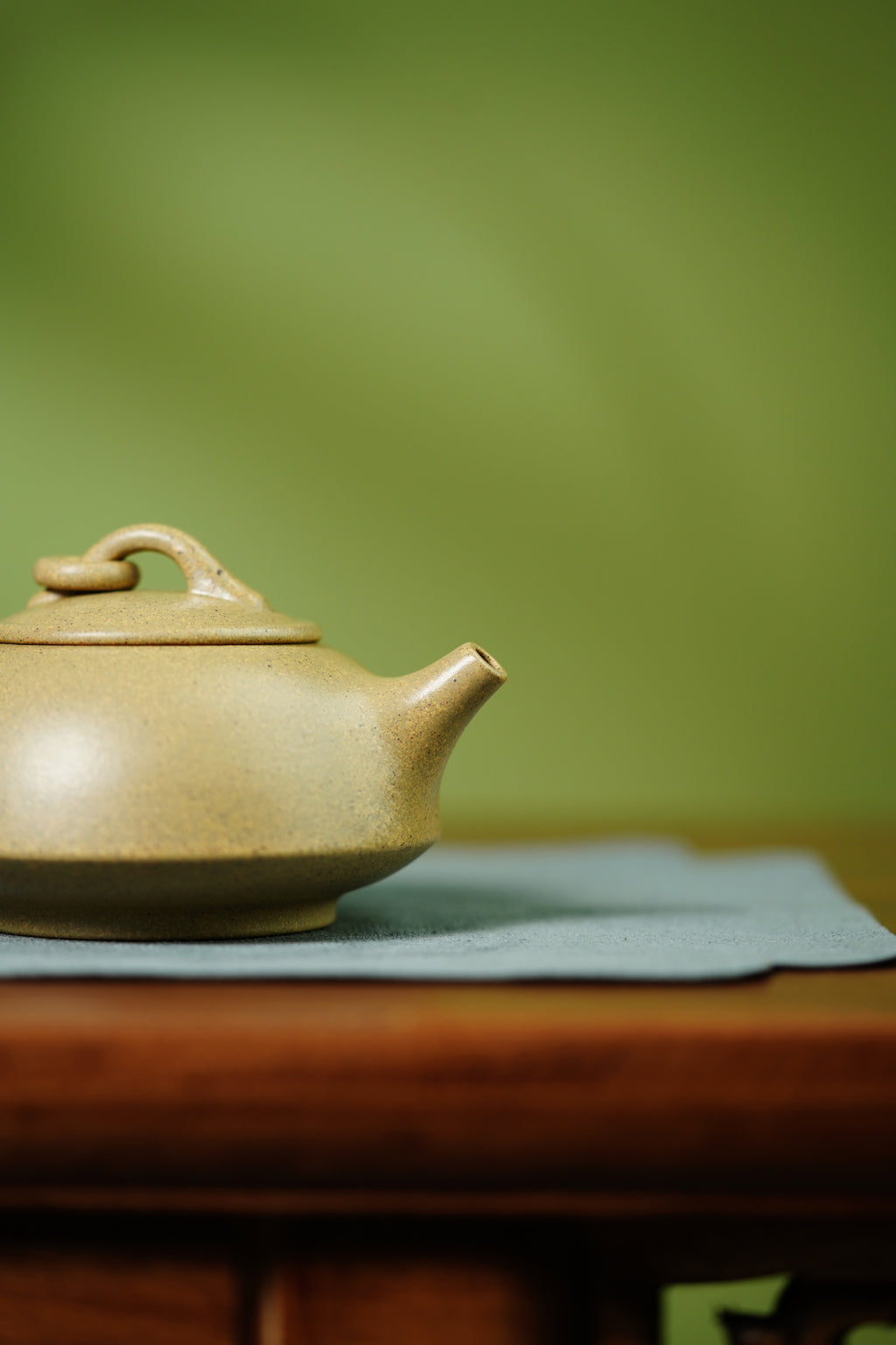 蒋琰滨大师高奢潜力臻品【虚怀壶】刀笔双绝，金石风骨，未来可期，收藏送礼天花板！  ——原矿优质本山绿泥·220cc&nbsp; ——宜兴市陶刻协会会长·蒋琰滨·亲工