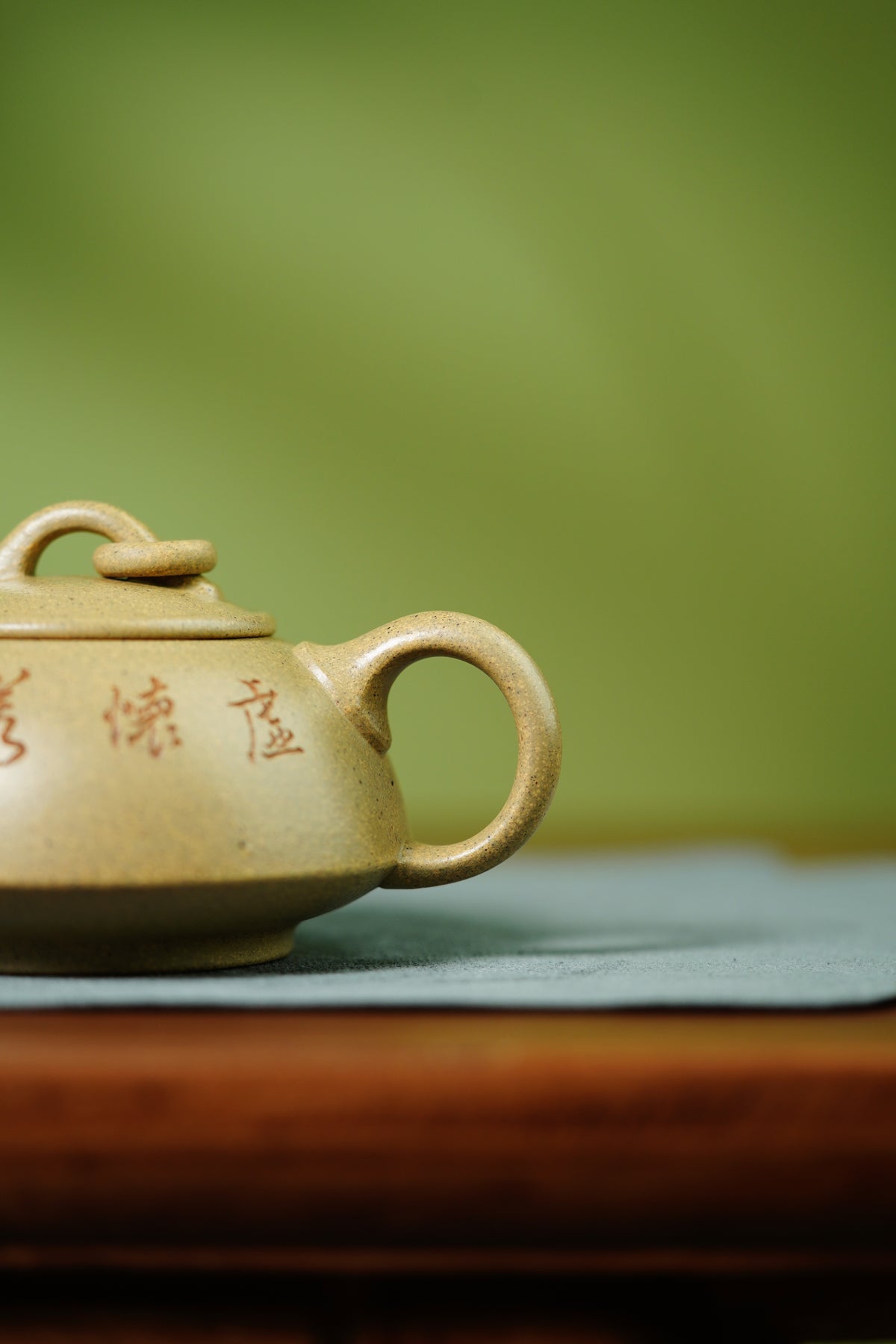 蒋琰滨大师高奢潜力臻品【虚怀壶】刀笔双绝，金石风骨，未来可期，收藏送礼天花板！  ——原矿优质本山绿泥·220cc&nbsp; ——宜兴市陶刻协会会长·蒋琰滨·亲工