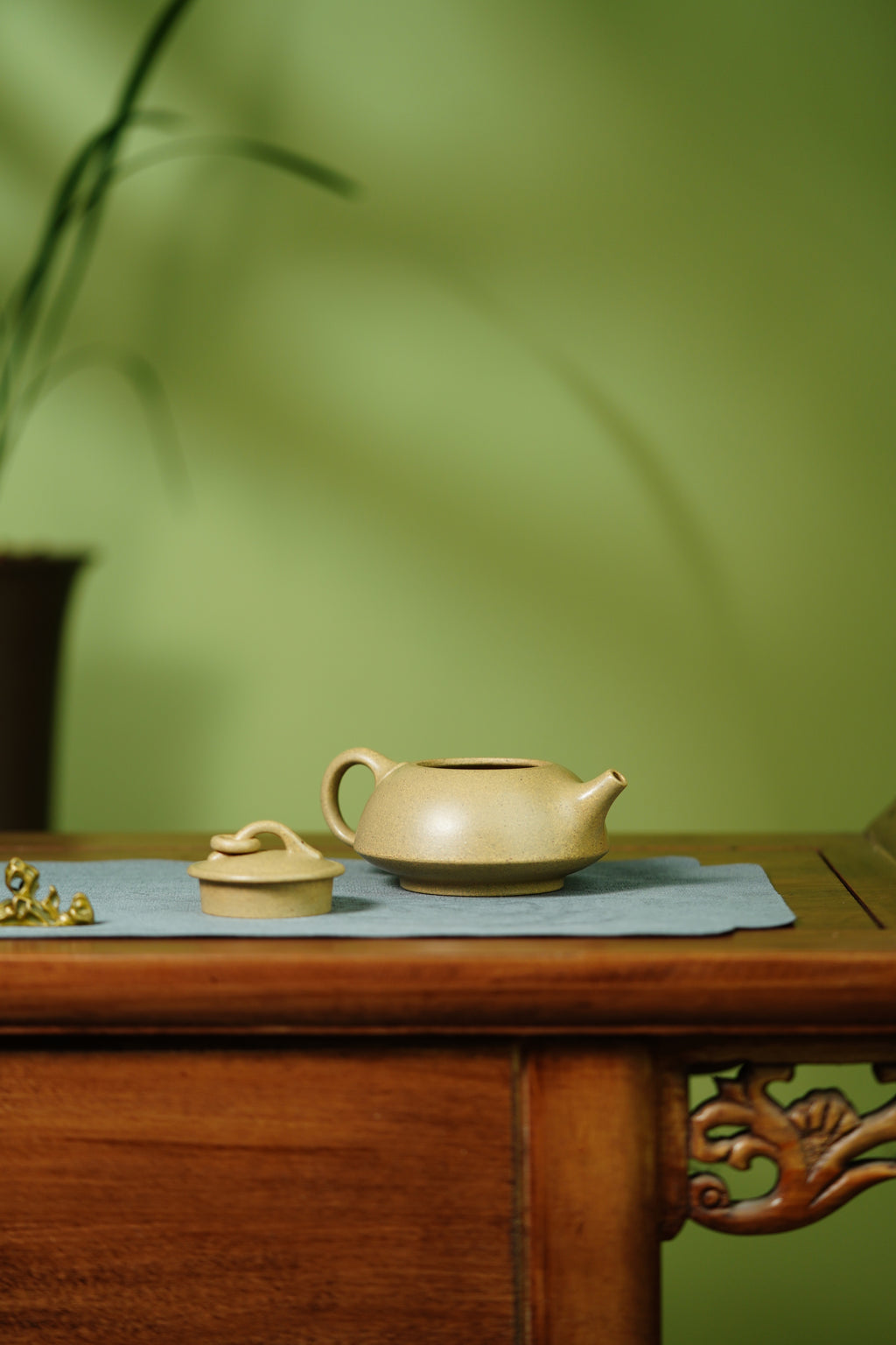 蒋琰滨大师高奢潜力臻品【虚怀壶】刀笔双绝，金石风骨，未来可期，收藏送礼天花板！  ——原矿优质本山绿泥·220cc&nbsp; ——宜兴市陶刻协会会长·蒋琰滨·亲工
