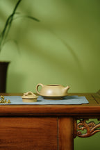 蒋琰滨大师高奢潜力臻品【虚怀壶】刀笔双绝，金石风骨，未来可期，收藏送礼天花板！  ——原矿优质本山绿泥·220cc&nbsp; ——宜兴市陶刻协会会长·蒋琰滨·亲工