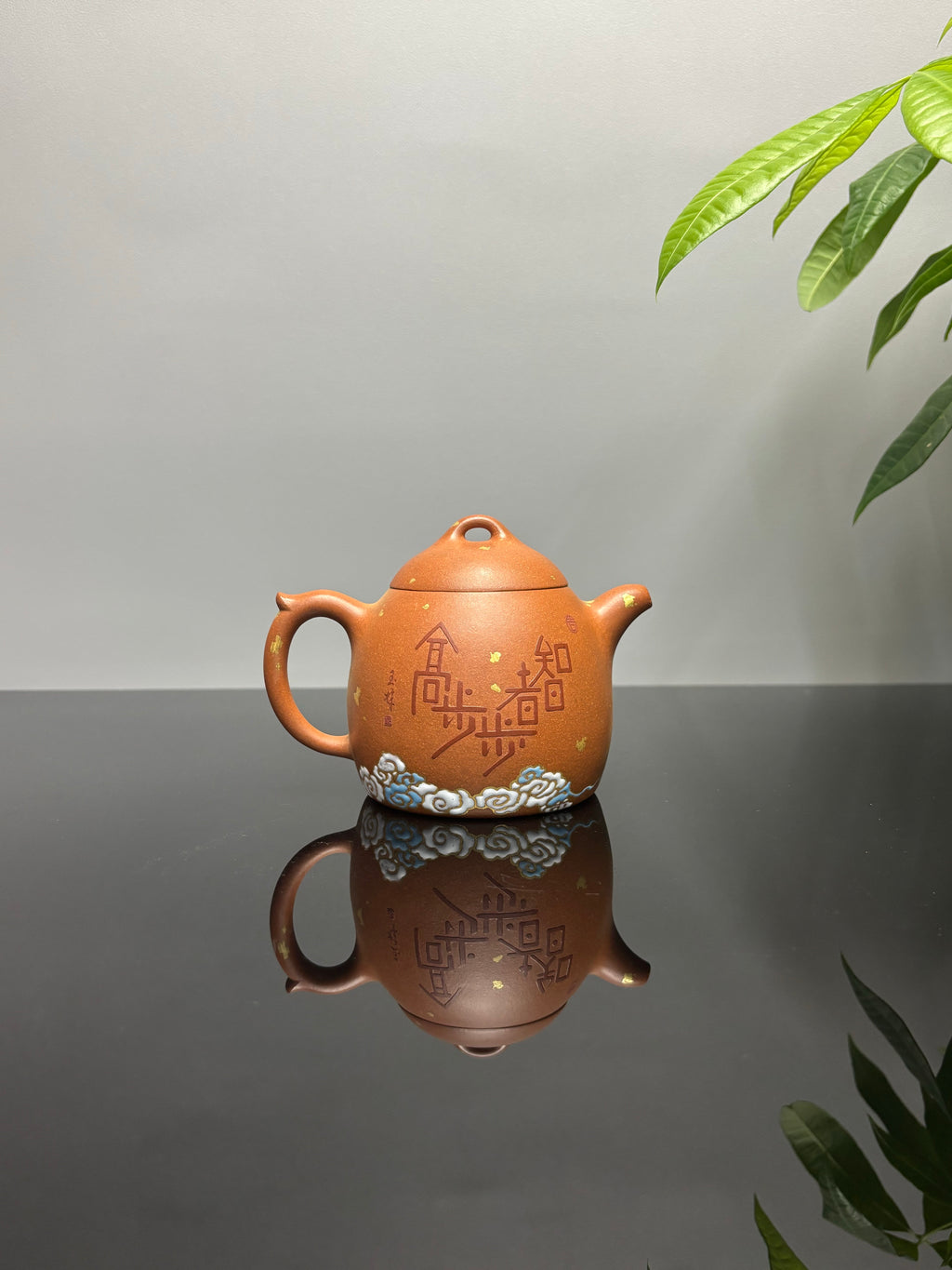 双宗师合璧·紫砂史巅峰 紫砂界天花板泥画｜何光宏·邱玉林联袂创作稀世孤品《秦权壶》——原矿优质老段泥·300cc ——省级大师·何光宏·亲绘 ——国大师邱玉林装饰·智者步步高