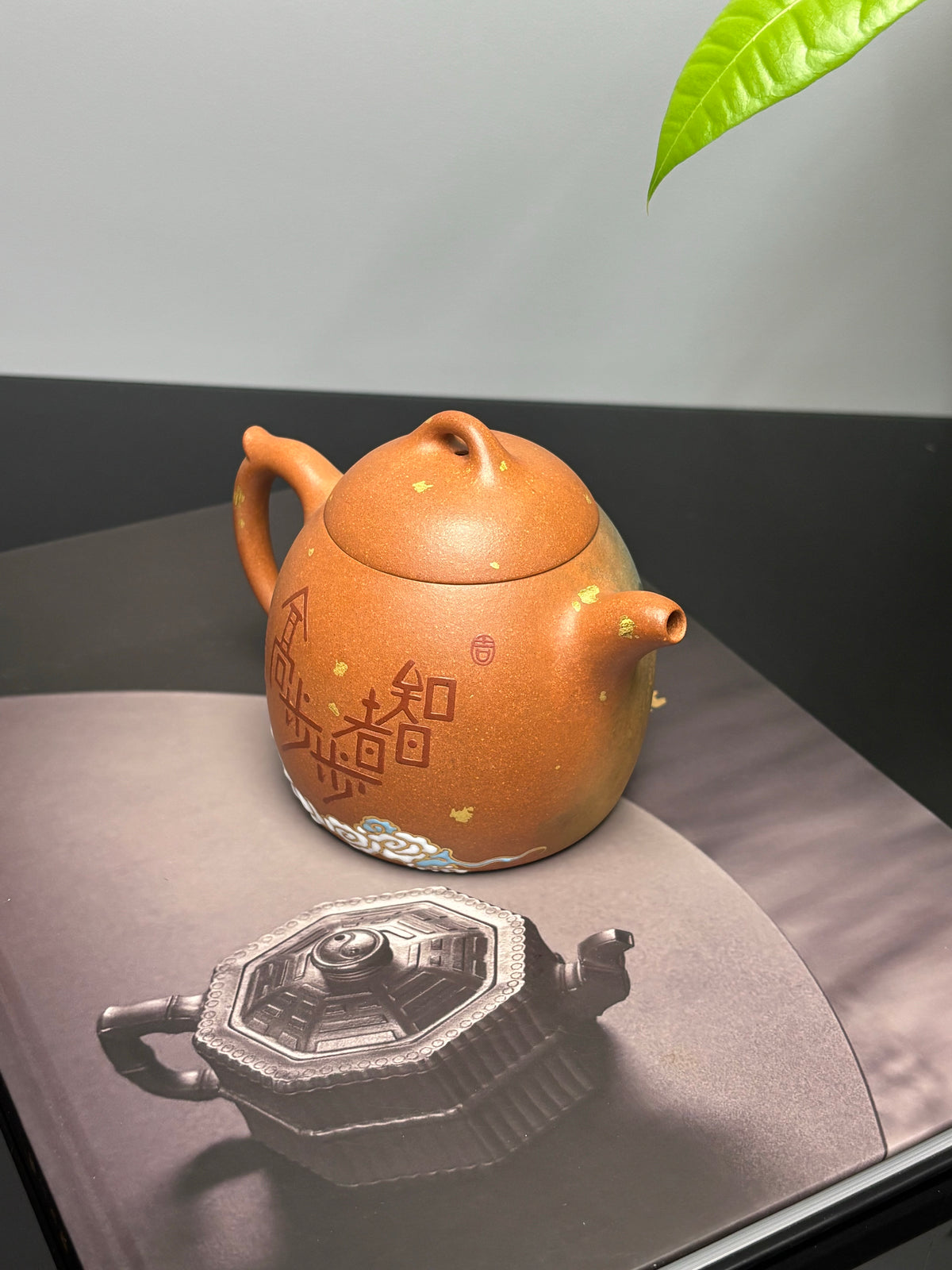 双宗师合璧·紫砂史巅峰 紫砂界天花板泥画｜何光宏·邱玉林联袂创作稀世孤品《秦权壶》——原矿优质老段泥·300cc ——省级大师·何光宏·亲绘 ——国大师邱玉林装饰·智者步步高