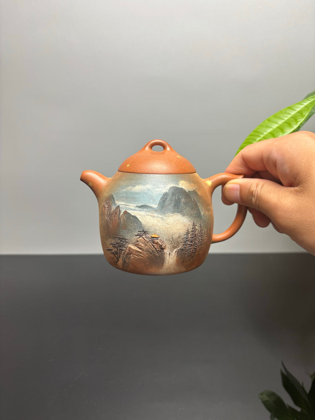 双宗师合璧·紫砂史巅峰 紫砂界天花板泥画｜何光宏·邱玉林联袂创作稀世孤品《秦权壶》——原矿优质老段泥·300cc ——省级大师·何光宏·亲绘 ——国大师邱玉林装饰·智者步步高