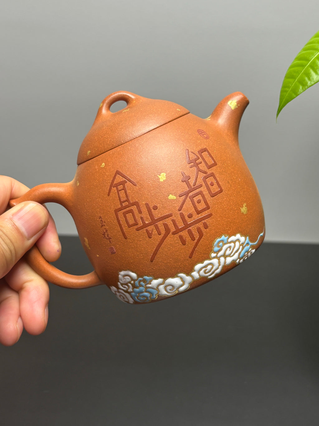 双宗师合璧·紫砂史巅峰 紫砂界天花板泥画｜何光宏·邱玉林联袂创作稀世孤品《秦权壶》——原矿优质老段泥·300cc ——省级大师·何光宏·亲绘 ——国大师邱玉林装饰·智者步步高