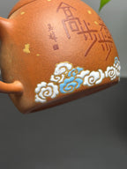 双宗师合璧·紫砂史巅峰 紫砂界天花板泥画｜何光宏·邱玉林联袂创作稀世孤品《秦权壶》——原矿优质老段泥·300cc ——省级大师·何光宏·亲绘 ——国大师邱玉林装饰·智者步步高