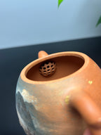 双宗师合璧·紫砂史巅峰 紫砂界天花板泥画｜何光宏·邱玉林联袂创作稀世孤品《秦权壶》——原矿优质老段泥·300cc ——省级大师·何光宏·亲绘 ——国大师邱玉林装饰·智者步步高