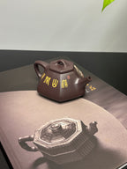 双宗师合璧·紫砂史巅峰&nbsp; 紫砂界天花板泥画｜何光宏·邱玉林联袂创作稀世孤品《六方石瓢》——原矿优质老紫泥·130cc ——省级大师·何光宏·亲绘 ——国大师邱玉林装饰·溪山闲隐