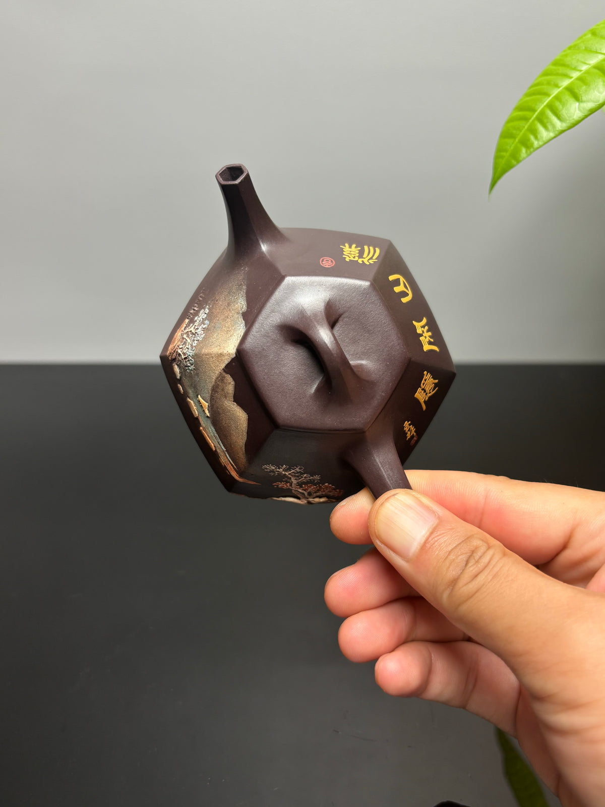 双宗师合璧·紫砂史巅峰&nbsp; 紫砂界天花板泥画｜何光宏·邱玉林联袂创作稀世孤品《六方石瓢》——原矿优质老紫泥·130cc ——省级大师·何光宏·亲绘 ——国大师邱玉林装饰·溪山闲隐
