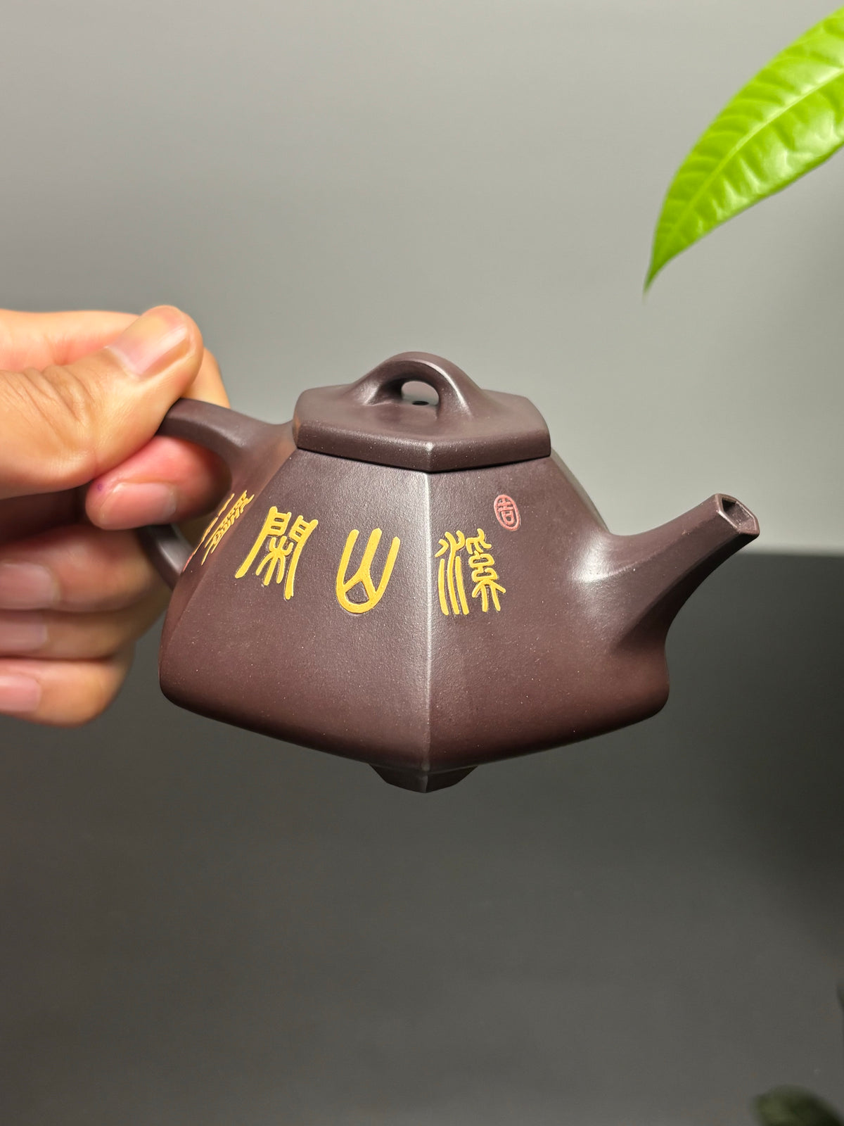 双宗师合璧·紫砂史巅峰&nbsp; 紫砂界天花板泥画｜何光宏·邱玉林联袂创作稀世孤品《六方石瓢》——原矿优质老紫泥·130cc ——省级大师·何光宏·亲绘 ——国大师邱玉林装饰·溪山闲隐