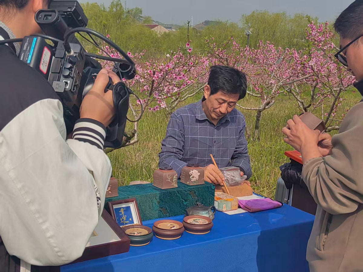 世间唯一孤品《亚明四方壶》礼藏巅峰｜潜力重器👍 原矿优质老紫泥·450cc｜省大师何光宏立体泥绘塑景｜国大师邱玉林装饰，方寸藏丘壑，一壶纳江山！