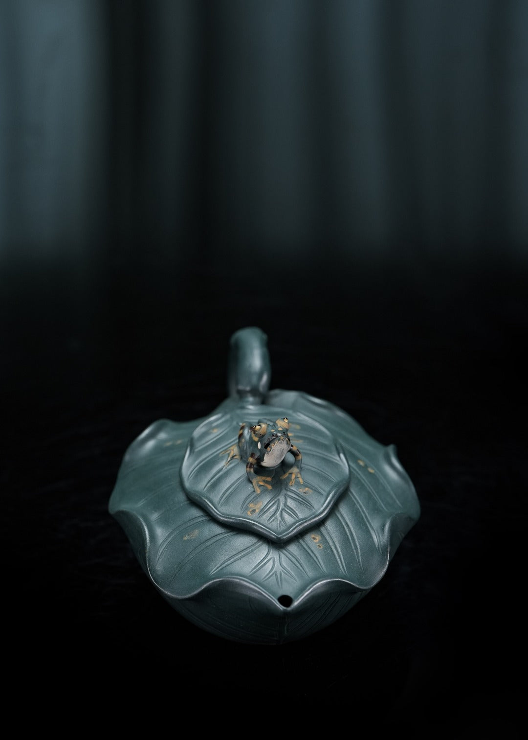 蒋蓉之女 传世花器｜蒋艺华·非遗紫砂巅峰重器《树蛙套组》收藏传世·高端礼赠艺术珍品！  ——原矿优质绿泥 ·300cc ——中国传统陶瓷艺术大师·蒋艺华 制