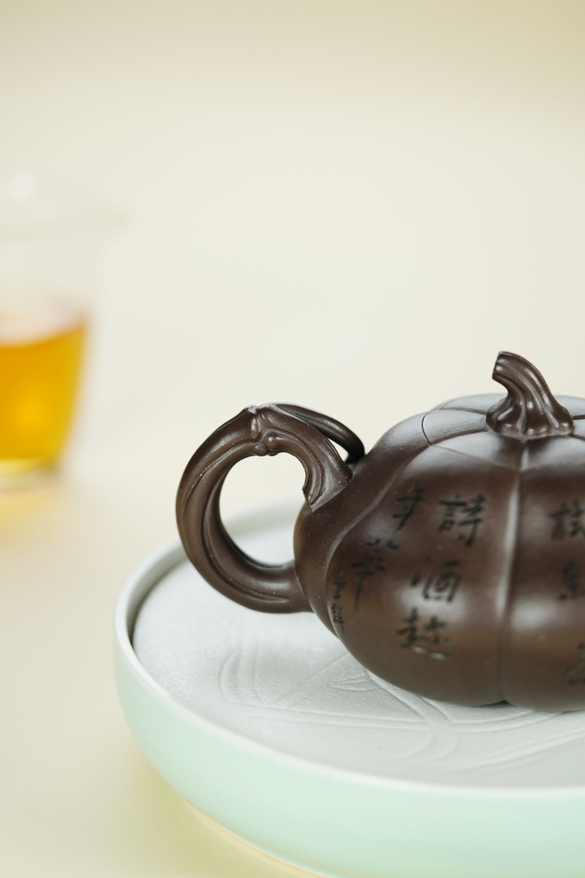 百年传承 紫砂世家｜大生壶第四代嫡传·范秀芳紫砂臻品《扁南瓜壶》传世收藏·礼赠双绝重器！  ——原矿优质紫泥·350cc ——江苏省陶瓷艺术大师·范秀芳 制