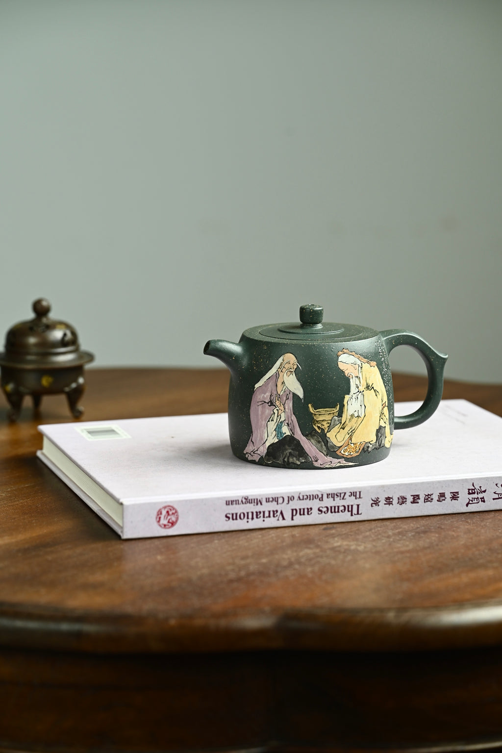 井栏·全手工/容量380cc/一厂墨绿泥 壶身线条体现出平和清净，无为之韵