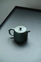 井栏·全手工/容量380cc/一厂墨绿泥 壶身线条体现出平和清净，无为之韵