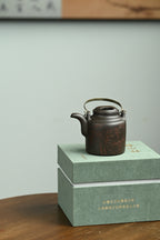 洋桶·全手工 全手工大赛一等奖，招商杯金奖祁令军作品 /容量210cc/一厂黑料 牛盖洋桶壶长圆形身简，端庄大方，线面挺刮，气度饱满