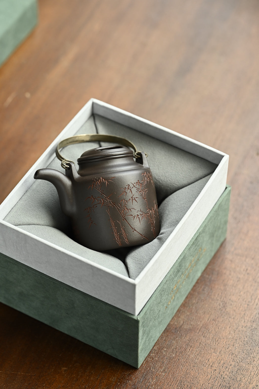 洋桶·全手工 全手工大赛一等奖，招商杯金奖祁令军作品 /容量210cc/一厂黑料 牛盖洋桶壶长圆形身简，端庄大方，线面挺刮，气度饱满