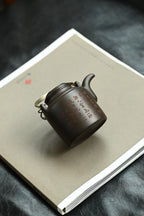 洋桶·全手工 全手工大赛一等奖，招商杯金奖祁令军作品 /容量210cc/一厂黑料 牛盖洋桶壶长圆形身简，端庄大方，线面挺刮，气度饱满
