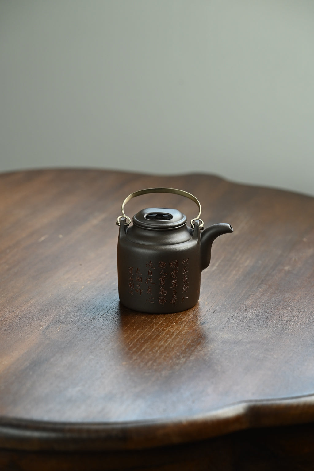 洋桶·全手工 全手工大赛一等奖，招商杯金奖祁令军作品 /容量210cc/一厂黑料 牛盖洋桶壶长圆形身简，端庄大方，线面挺刮，气度饱满