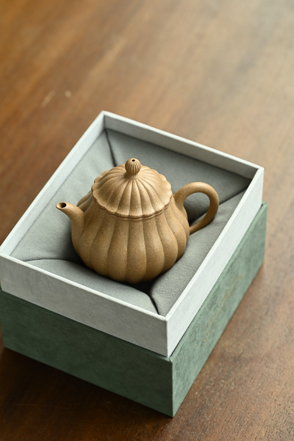 秋蕊·全手工 /全手工大赛一等奖，顶级筋纹器高手王军作品/容量210cc/原矿段泥 筋纹花瓣，花蕊做钮，秀雅俊秀，筋纹由壶钮依次延展开来