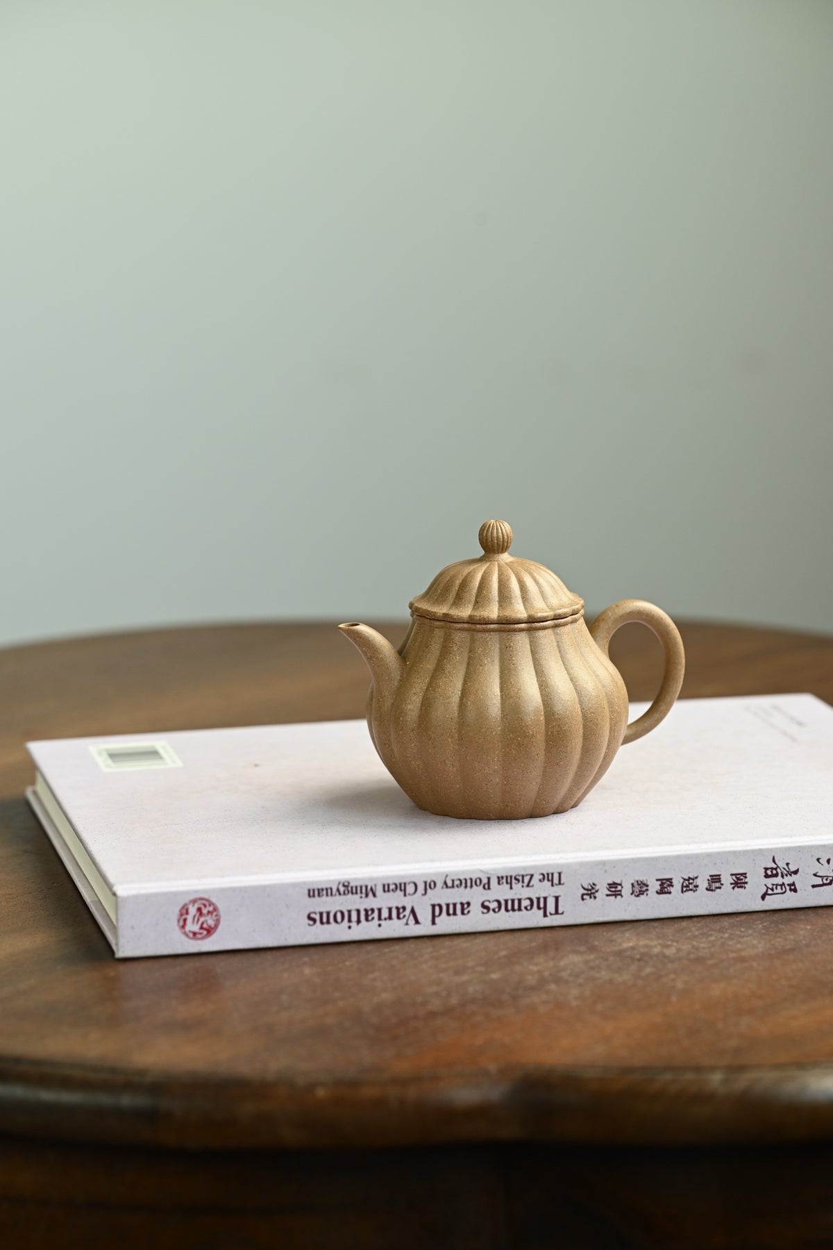 秋蕊·全手工 /全手工大赛一等奖，顶级筋纹器高手王军作品/容量210cc/原矿段泥 筋纹花瓣，花蕊做钮，秀雅俊秀，筋纹由壶钮依次延展开来
