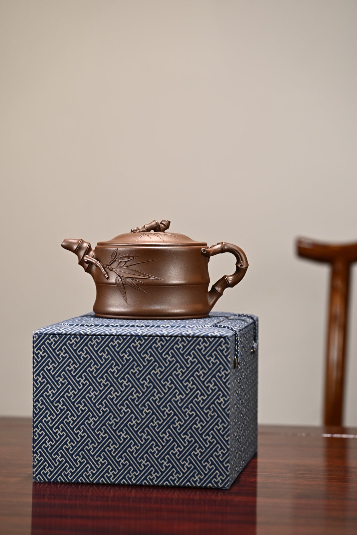 可心竹段·全手工/多届全手工大赛二等奖大拍陶手吴涛作品/容量560cc/一厂老紫泥 古典的竹段造型，片片竹叶贴于壶身之上